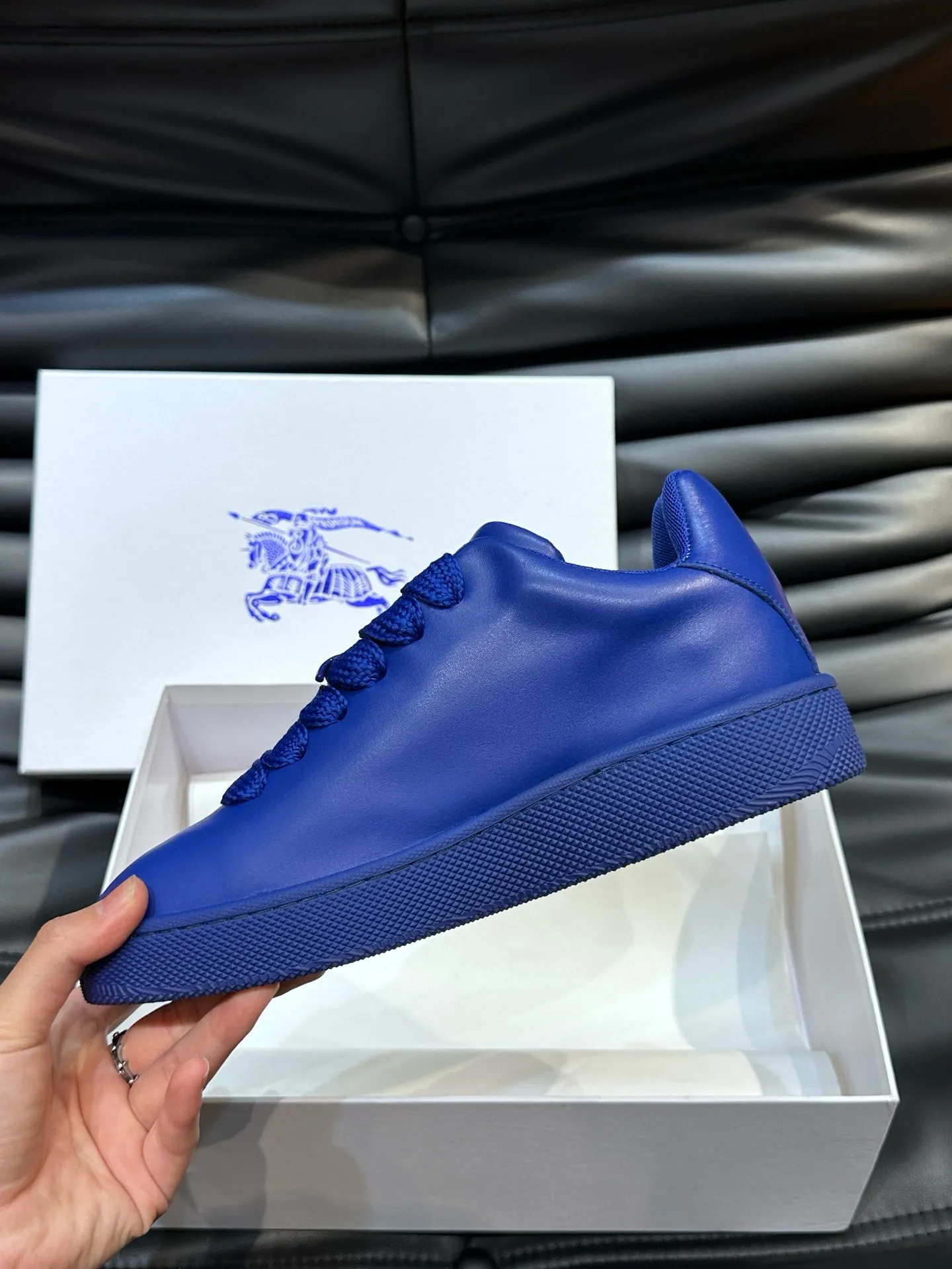 Factory price: 500💰Burberry Box series👫Thick-soled casual sports shoes for couples, cool sneakers and bread shoes, purchased and developed from the original version, the top version of the Box series sports shoes, made of original plaid/knitted fabric, embellished with embossed Equestrian Knight logo (EKD). Made of mesh lining, the laces are decorated with metal coils, the rubber sole is decorated with the Burberry letter logo, and the original molded 3.5CM two-color T men's shoe 💰U outsole! Code number: 35-45 (35-45 customized)